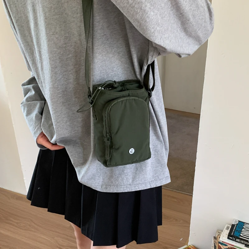 النمط الياباني فتاة لون نقي الرباط دلو حقيبة 2025 صيف جديد متعدد الوظائف الرجال والنساء حقيبة كتف Crossbody B