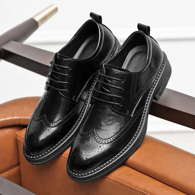 

Классические черные брендовые новые мужские модные деловые кожаные туфли на шнуровке, высококачественные мужские кожаные туфли с острым носком и резной формой