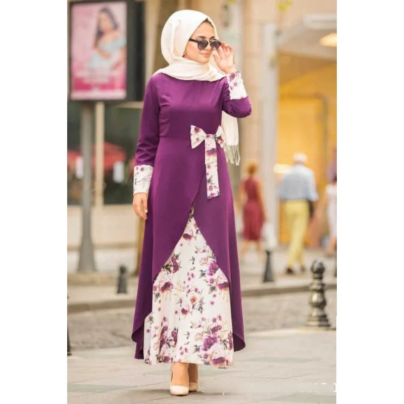 Fausse robe deux pièces florale d'inspiration musulmane - un vêtement ethnique à la mode mais minimaliste, tendance en été 2025