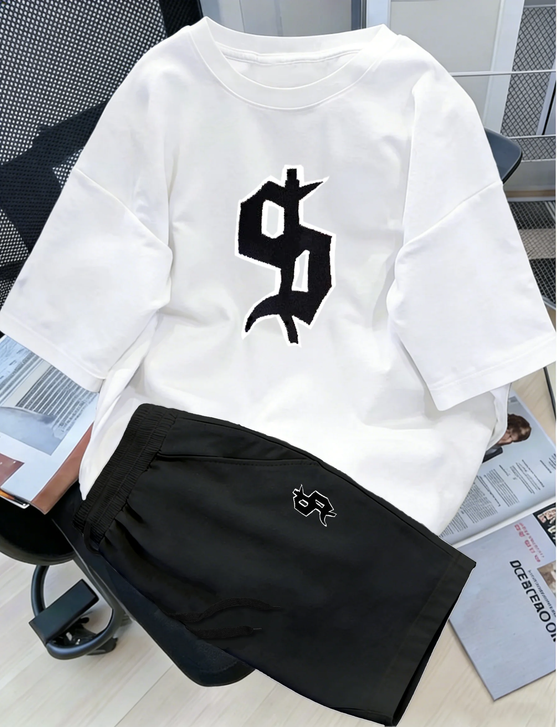 

Men's Casual Street Style Outfit, Short Sleeve Tee & Drawstring Shorts with Edgy Dollar Symbol Print for Leisure
