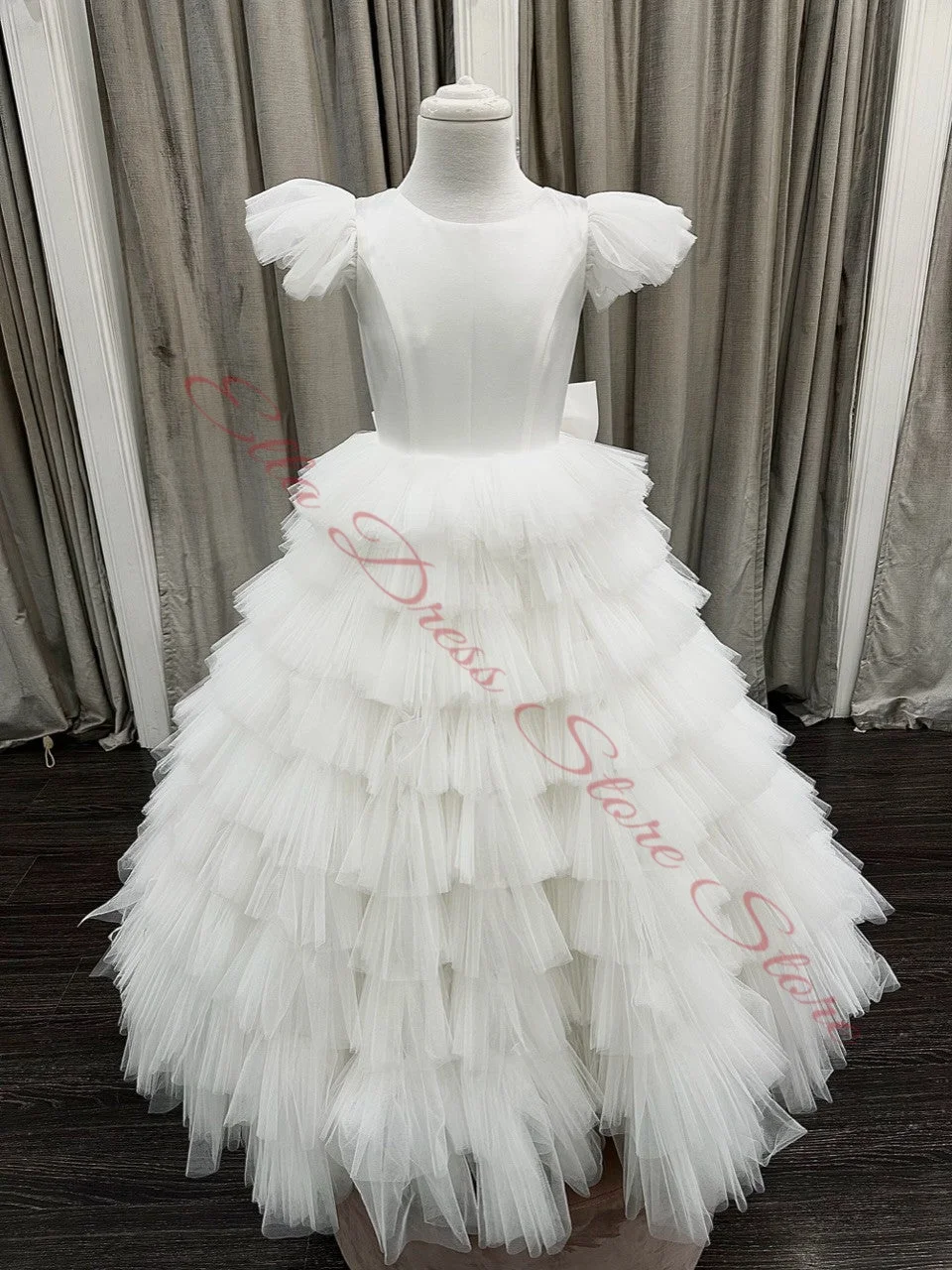 Maßgeschneidertes weißes Blumenmädchenkleid für Hochzeit, Schleife, V-Rücken, gestuftes V-Rücken-Kleid mit Hutärmeln, Geburtstagsfeier, Kommunionkleid, Großhandel – Detail 2