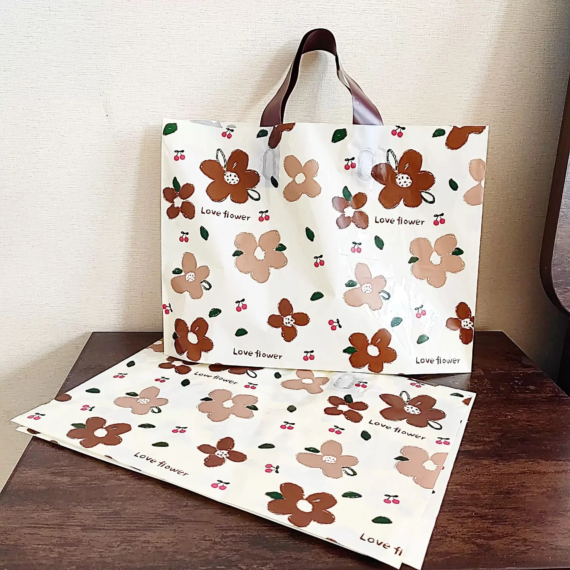 Disney 10pcs Minnie Mouse Party Favor Bags with Handle Gift Bags Candy Treat Bags Mickey Mouse  Party Supplies，Shopping Bag