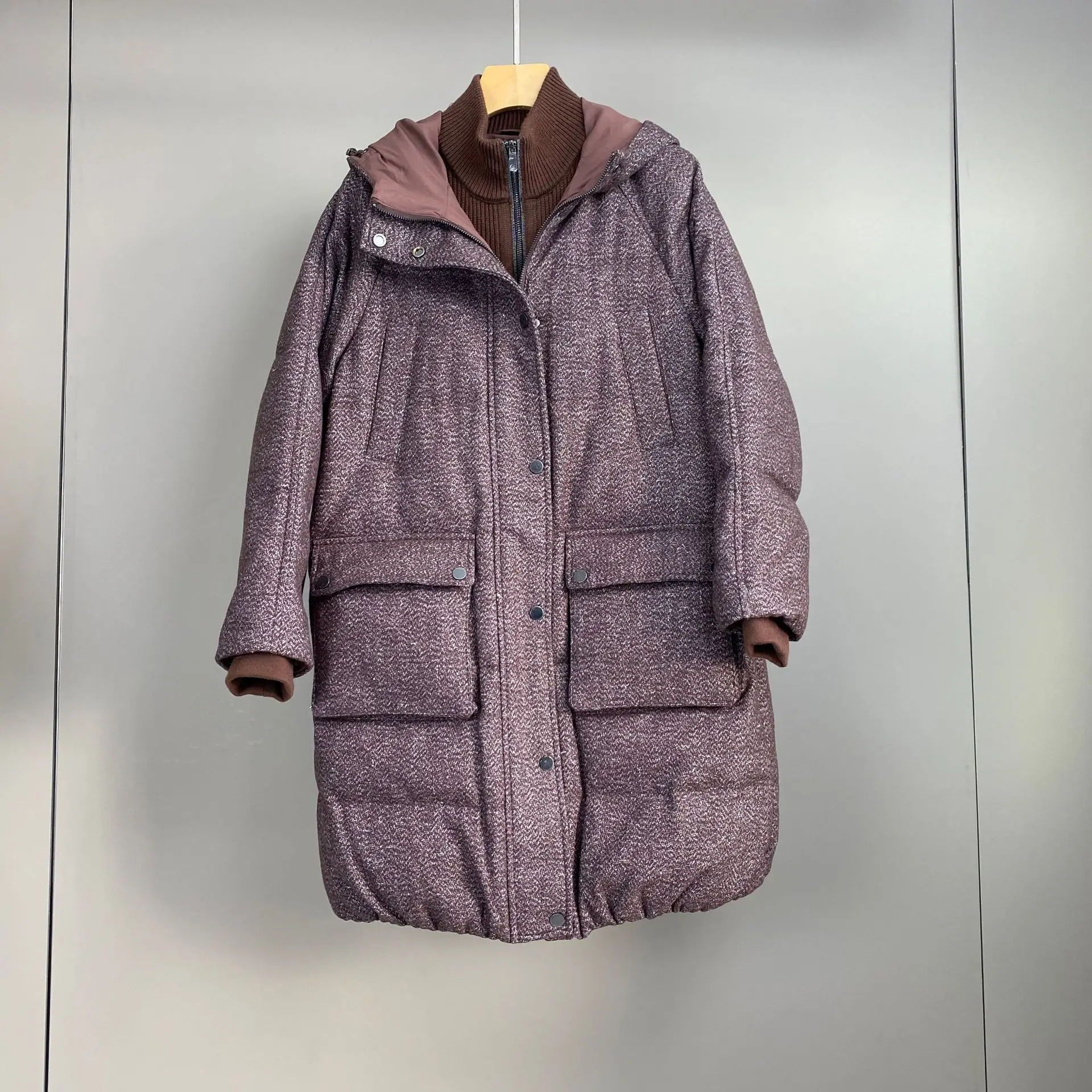 เสื้อแจ็คเก็ตขนห่านแบบมีฮู้ด ปิดกระดุมแถวเดียว ทรงยาวปานกลาง ผ้าขนสัตว์ผสมด้ายทอง รุ่นใหม่ ฤดูใบไม้ร่วง/ฤดูหนาว ปี 2025 สำหรับผู้หญิง