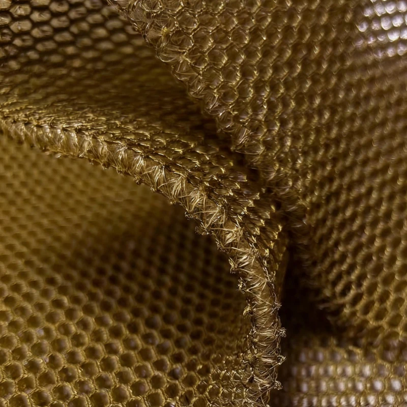 

Ткань сетчатая 3D, утолщенная, шириной 2,2 метра, с сэндвич-конструкцией для наполнения подушек в рюкзаках с воздушными подушками типа «соты».