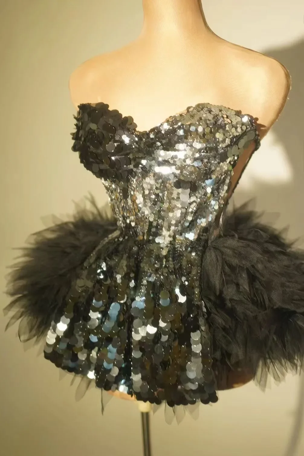 ชุดราตรีออกงานเฉลิมฉลองวันเกิดสำหรับผู้หญิง ชุดเที่ยวกลางคืน แต่งเลื่อมสีดำวิบวับ แต่งขนนก ชุดเซ็กซี่สองชิ้นสำหรับงานปาร์ตี้