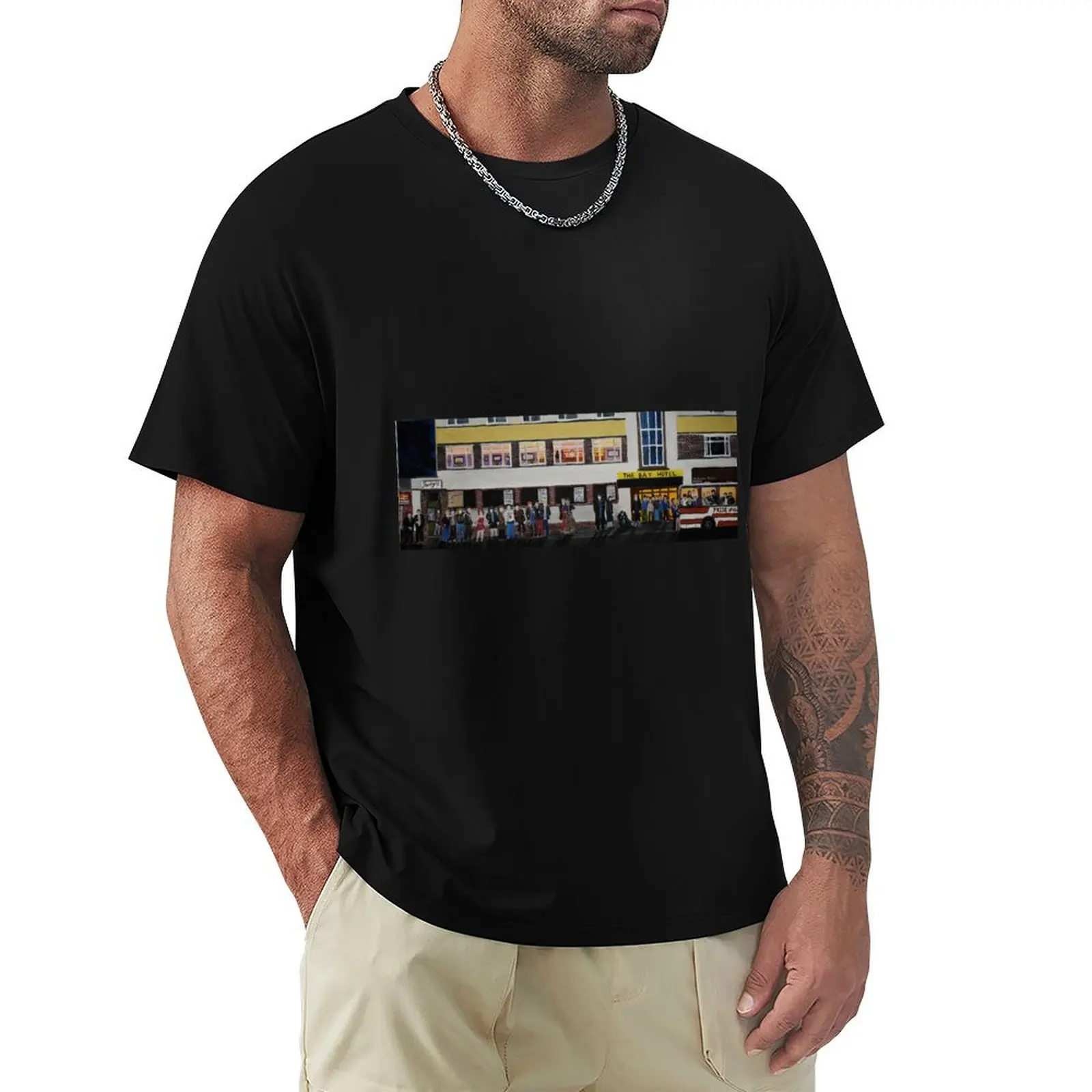 Janey's The Bay Hotel Gourock, with Crunchy Frogs Poster T-Shirt Casual Street Style Short Sleeve Tee