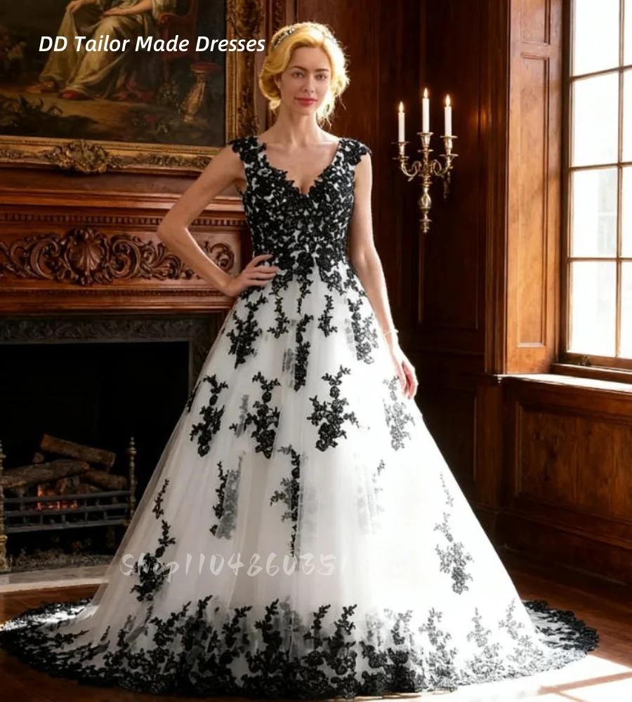 Gothic Black And White Wedding Dress Lace Appliques Cour Train Corset A-Line V-Neck Vintage Bridal Gowns Customized