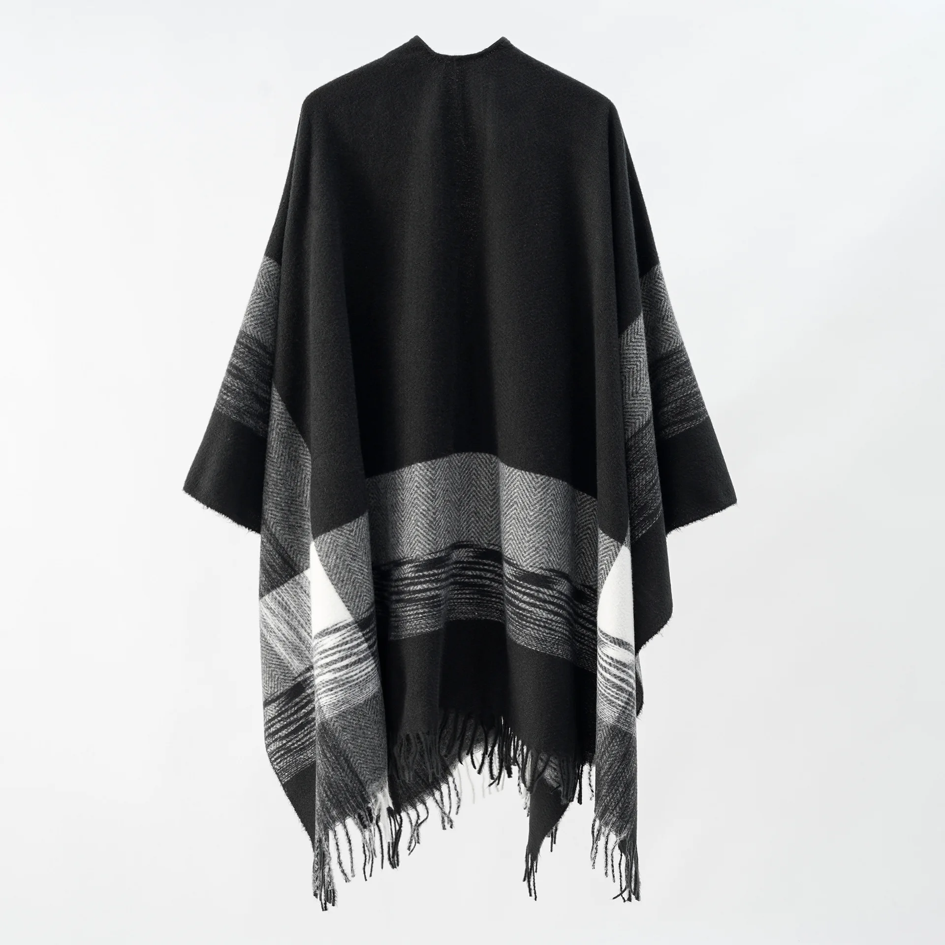 A woman\'s shawl with knitted fringed double-sided latticed autumn and winter outside hangs the Cape geometry