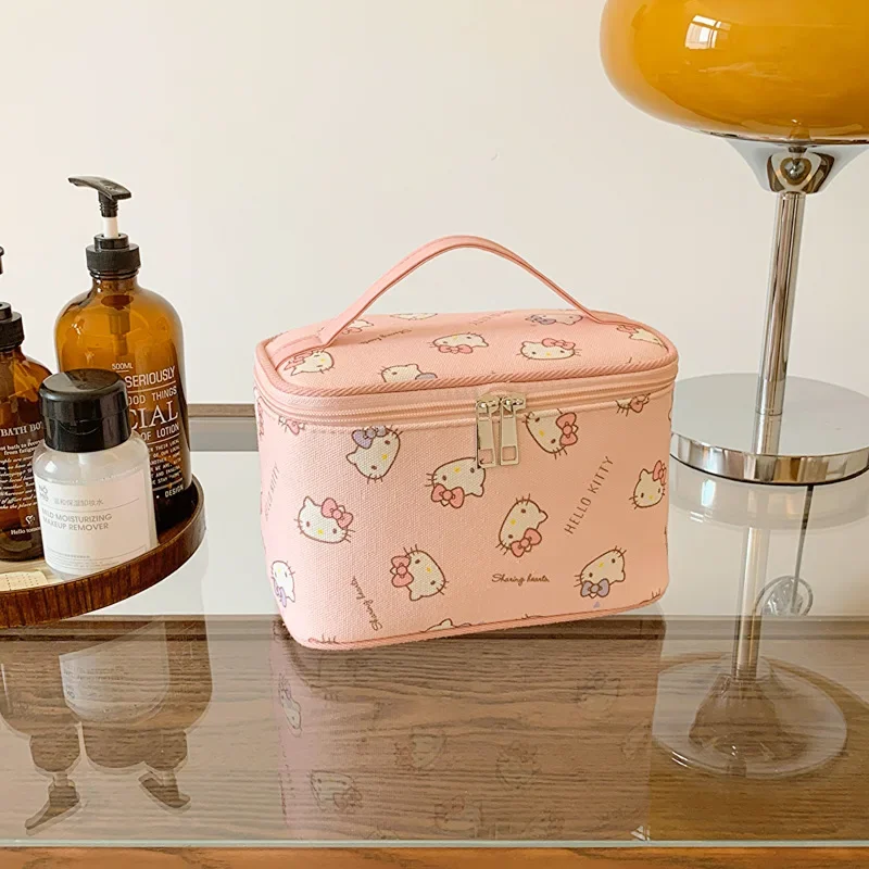 Tas Tote Kapasitas Besar Hello Kitty Baru 2025 Desain Cetak Lucu Organizer Perjalanan Portabel untuk Kosmetik Perlengkapan Mandi Penyimpanan Makeup