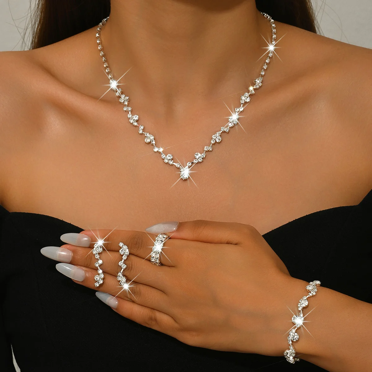 

New diamond-encrusted geometric necklace, earrings, ring and bracelet set - fashionable and simple accessories. Wife's Gift