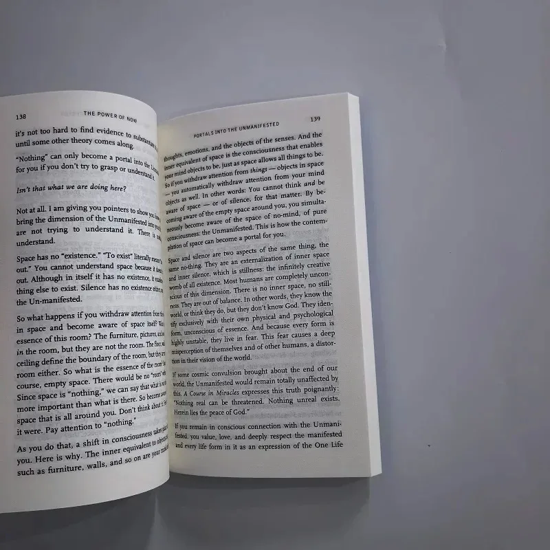 قوة الآن》 بواسطة Eckhart Tolle - الدليل الكلاسيكي للتنوير الروحي