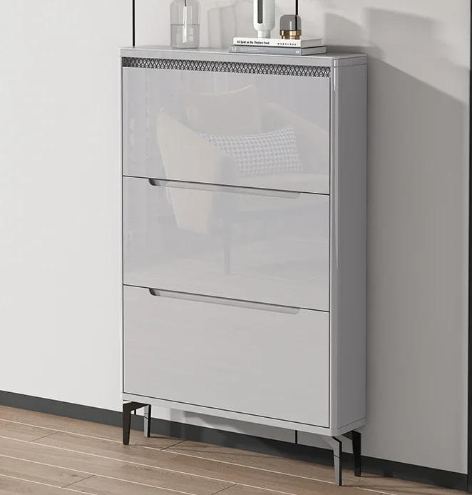 Behind the door, the ultra-thin shoe cabinet has a flip bucket and is light and luxurious. 17cm small unit