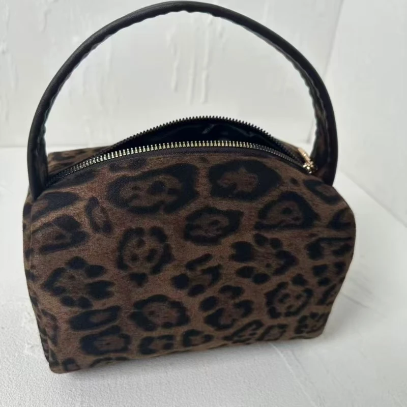 Our Smooth Pull Head Wash Bag Enables You To Open And Close The Pouch Quietly And Effortlessly.