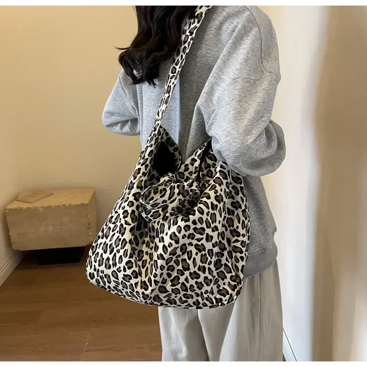Casual leopard print shopper bag