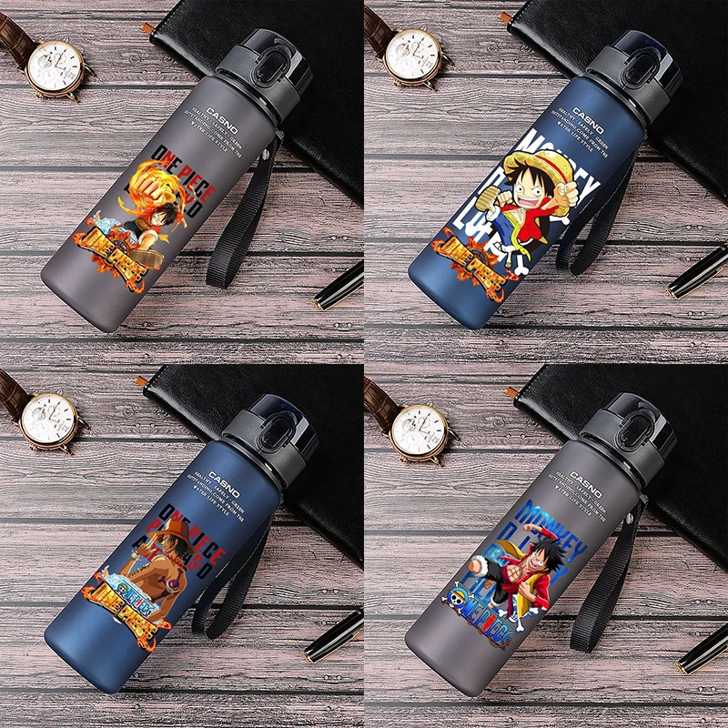 560ML Personalisierter Anime One Piece Plastikbecher mit Schriftzug Luffy Zoro ACE Chopper Sturzsicherer Wasserbecher Sommerbecher für Männer Outdoor-Sport