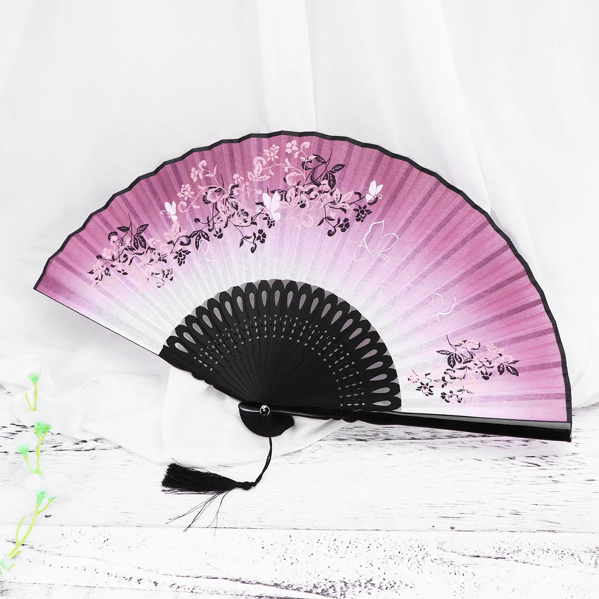 مروحة يد نسائية قابلة للطي من الخيزران والكتان باللون الأحمر الخمري والأسود مع قلادة شرابة لهدية أداء حفلات الزفاف