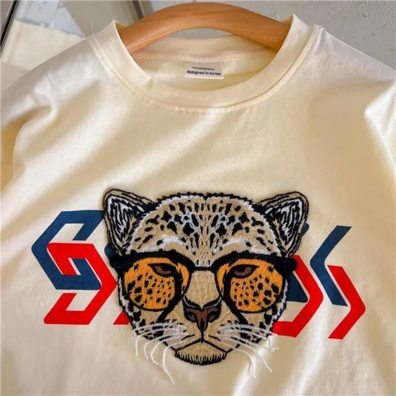 Dziecięca koszulka z krótkim rękawem 2025 letnia nowa linia chłopięca i dziewczęca bawełniana koszulka z motywem kreskówkowym Top odzież dziecięca