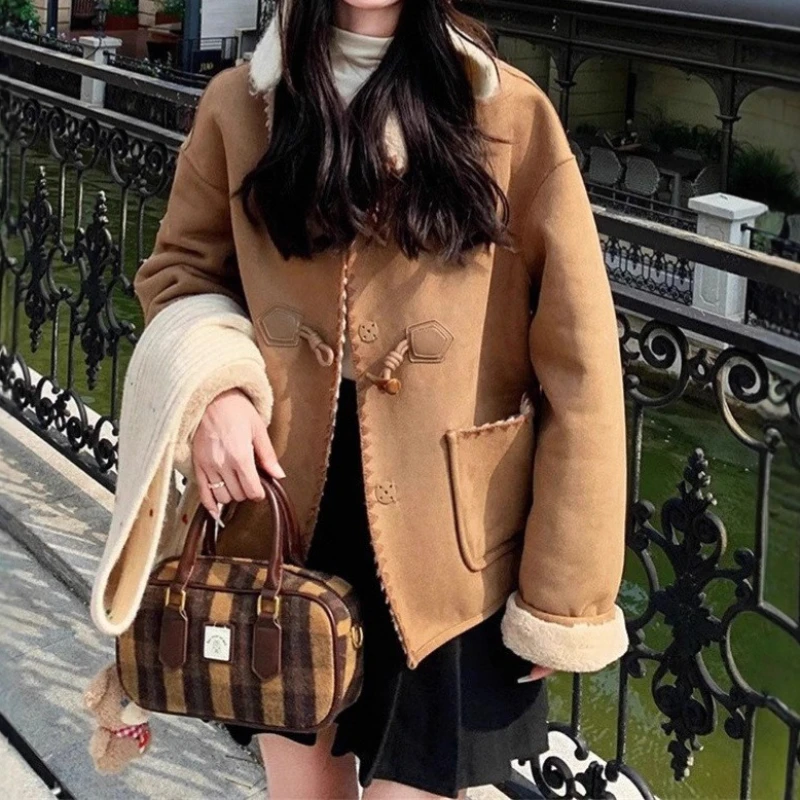 معطف نسائي شتاء 2025 جديد صغير الحجم قصير سميك من القطن مع إبزيم تبديل، مخمل من جلد الغزال، وصوف خروف