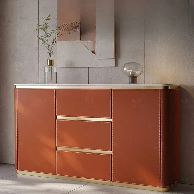 

Стена гостиной, высокое седло, кожаный светильник, роскошная каменная плита, входной шкафчик