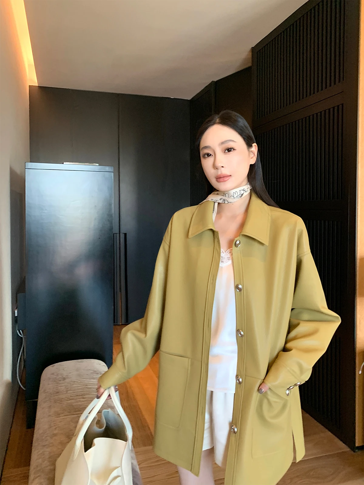 

Свободная повседневная кожаная куртка женская оверсайз с заниженной линией плеч из искусственной кожи, серебристо-синяя, с симметричными нашивками, в стиле Чжоу Мяо, для повседневной носки