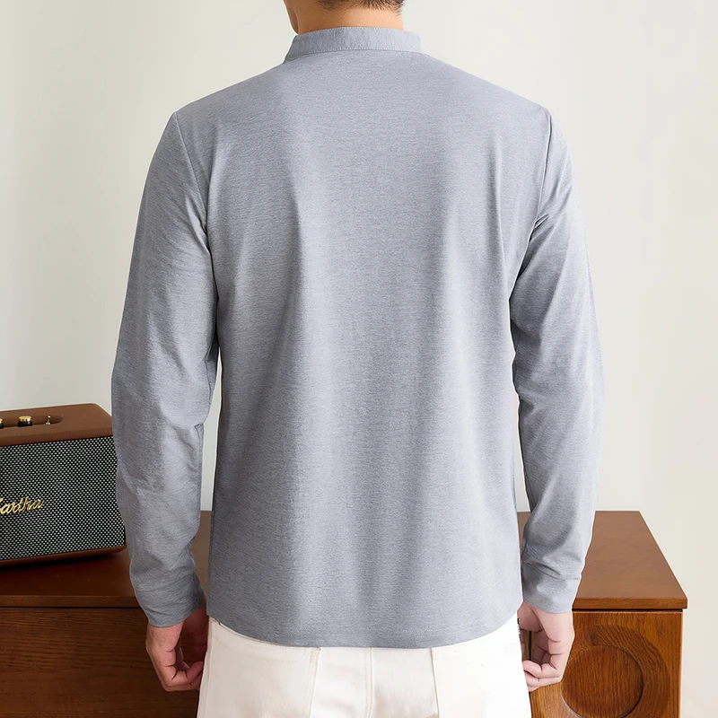 Herren-T-Shirt mit Mandarin-Kragen und langen Ärmeln, traditionelles Knopfdesign, Brustemblem, glatter, dehnbarer Stoff, modische Freizeit-Oberteile für Herren. – Detail 28