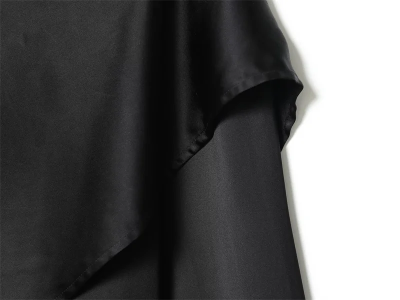 Nowa kolekcja damska Jesień/Zima 2025, asymetryczna, zwiewna bluzka z diagonalu zapinana na guziki.