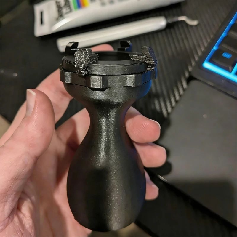 

Удобная эргономичная ручка-держатель для окраски миниатюрных моделей размером от 20 до 50 мм обеспечивает надежный захват при