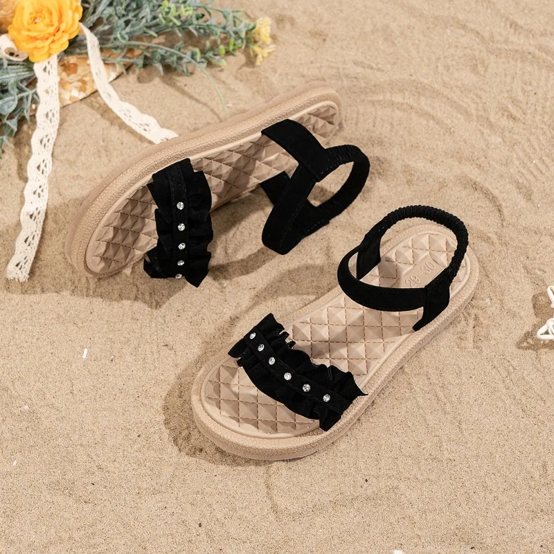 2026 صنادل شاطئ الأطفال صيف جديد المفتوحة تو الفتيات صنادل مماشي للموضة حجر الراين مطوي الاطفال السببية الانزلاق على الصنادل أسود أحمر