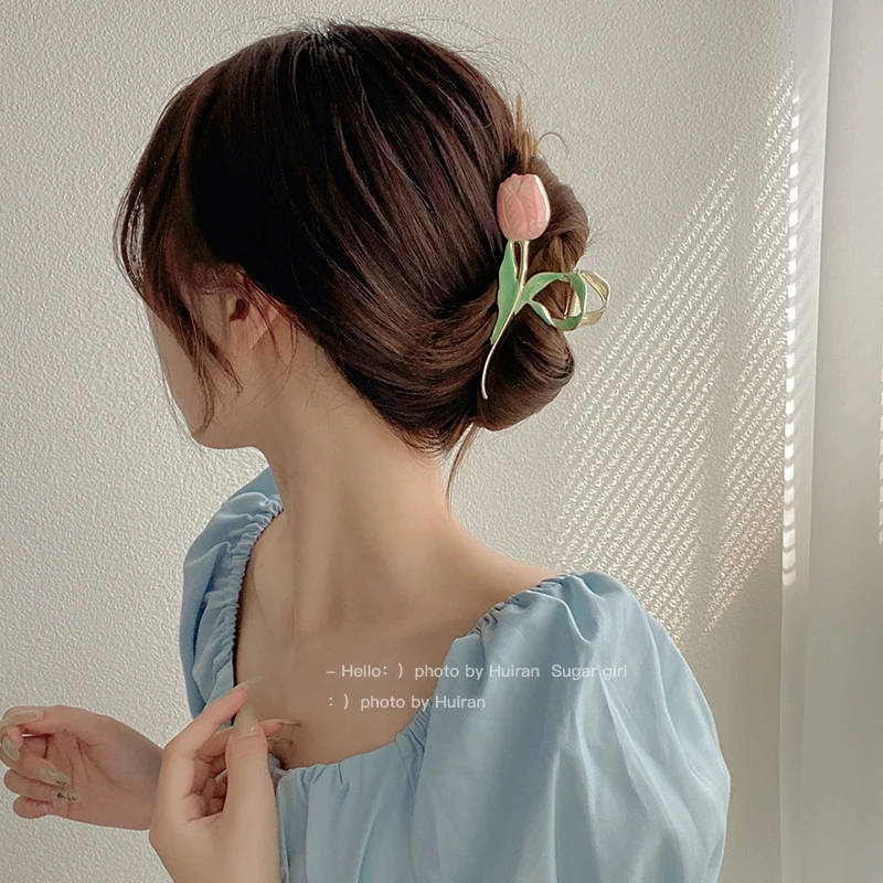 Рисунок 4 - Маленький свежий трехцветный тюльпан