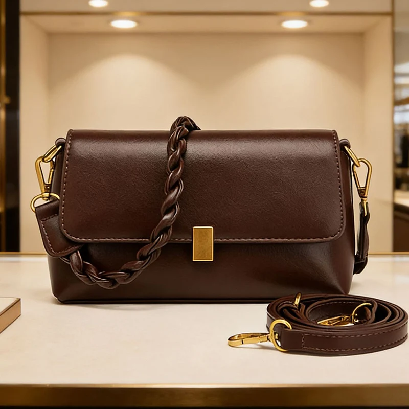 

A niche design, a small square bag with a twisted shoulder strap, a retro underarm bag, a single-shoulder crossbody small bag