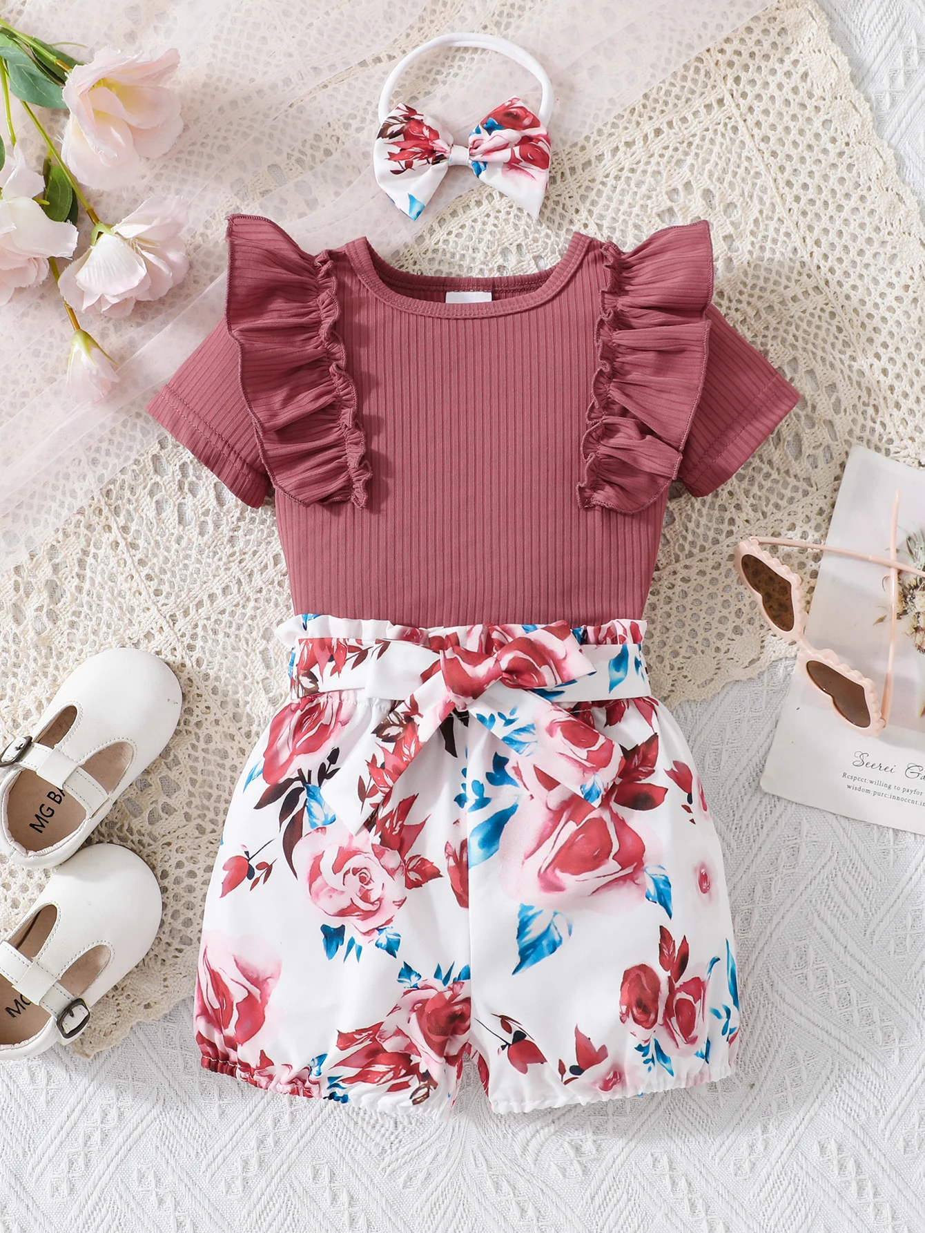 bebe-menina-casual-verao-vermelho-malha-com-nervuras-babados-manga-esvoacante-com-guarnicao-de-renda-conjunto-de-shorts-com-estampa-rosa-scrunchie-de-cabelo