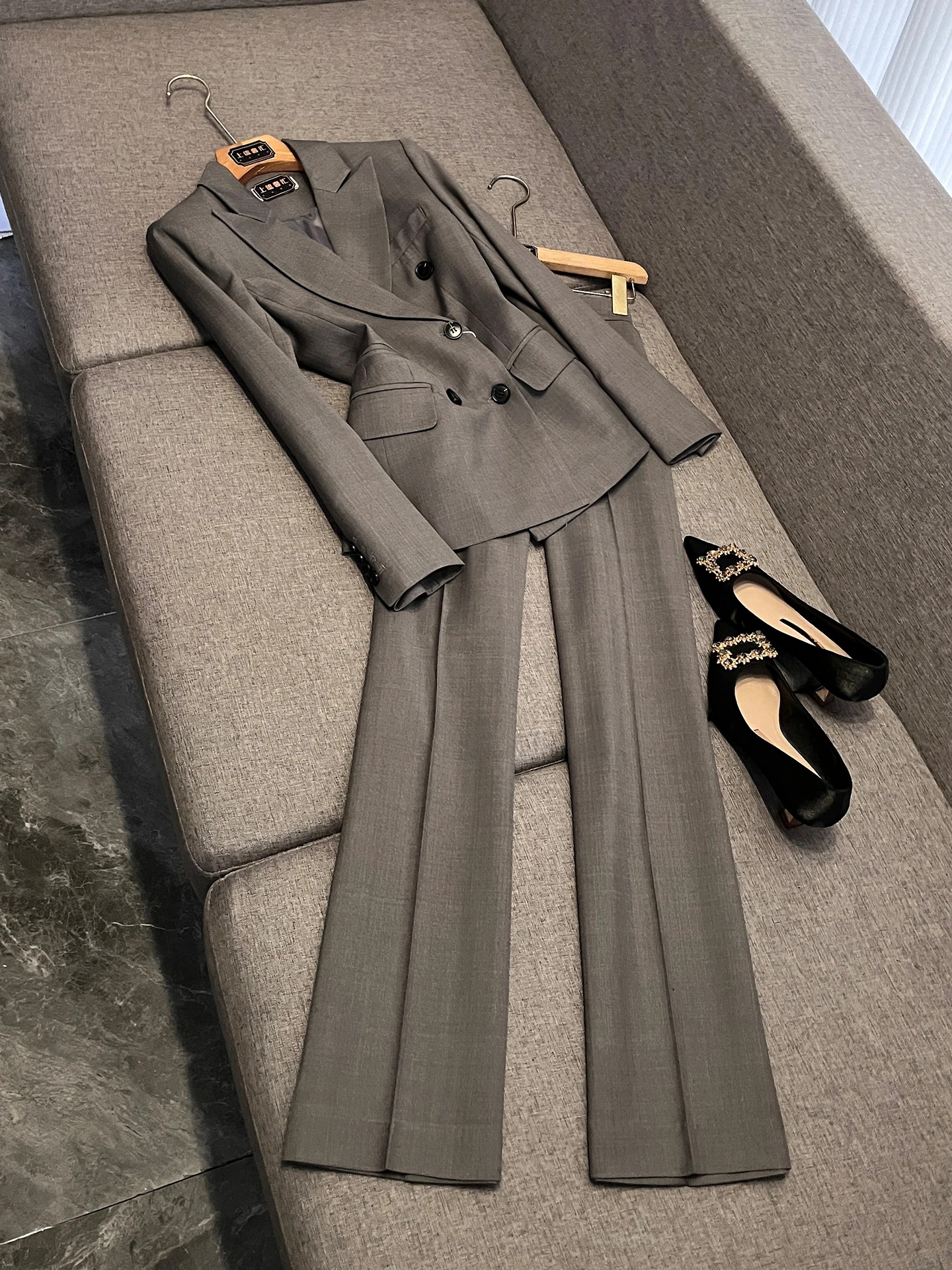 

Серый деловой костюм-двойка 2026: Весенний, для работы и учебы, профессиональный, элегантный, приталенный, женский стиль P2. Рабочая униформа, школьная форма.