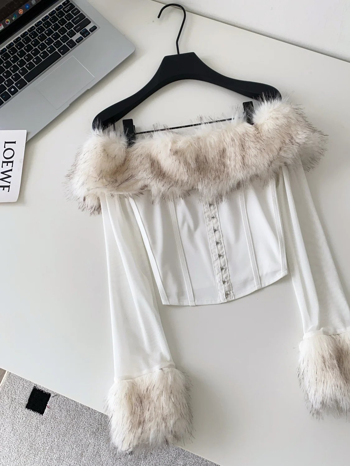 

Foamlina 2025 Осенний женский сетчатый топ с длинными рукавами и отделкой из искусственного меха, сексуальный облегающий укороченный топ с открытыми плечами для осенней моды