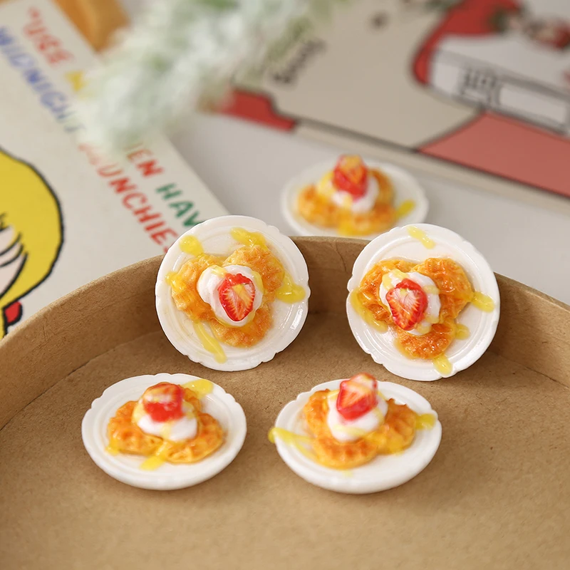 **4PCS Dollhouse Miniature Simulation Food Strawberry Waffle Cake Model DIY Kitchen Accessories Resin Dollhouse Decoration