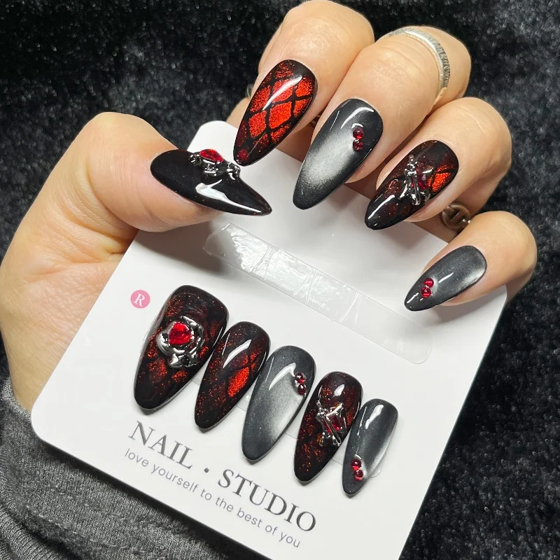 10 SZTUK Gotyckie Paznokcie 3D do Naklejania Długie Trumienki Srebrno-Czerwone z Kwiatowymi Cyrkoniami Punkowe Odważne Faleujące Sztuczne Paznokcie Ręcznie Robione Paznokcie dla Kobiet