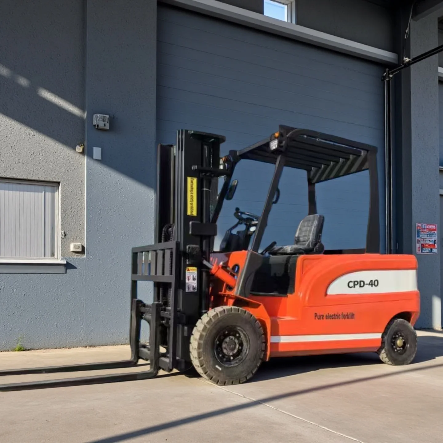 

YG Customized Free Shipping Economical Warehouse Forklift Lithium Battery Electric Forklift 1.5 Tons 2 Ton 3 Ton Small Electric