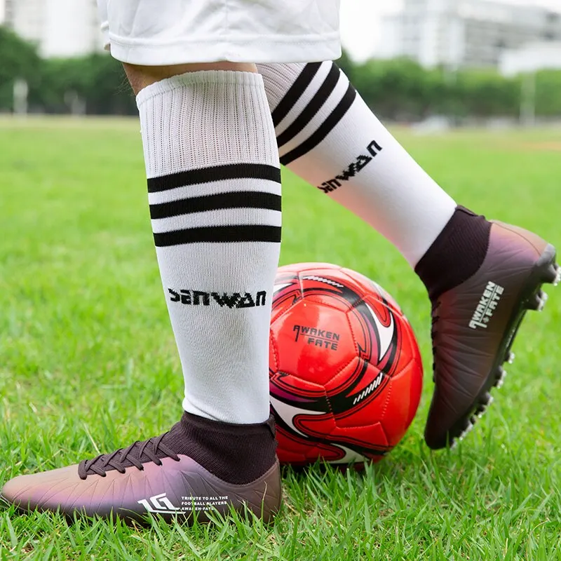 Scarpe da calcio da uomo e da donna di alta qualità tacchetti leggeri da allenamento calzini da calcio stivaletti sportivi alla caviglia Sneakers a punta lunga tappeto erboso Futsal