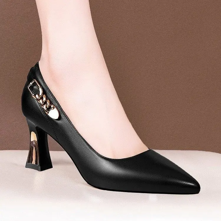 

Необходимо есть для гламурного места на рабочем месте! Черные высокие каблуки с металлической пряжкой, массивным каблуком и острым носком