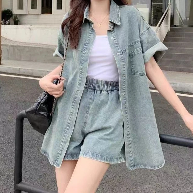 Setelan kemeja denim lengan pendek wanita 2024 musim panas Korea retro celana pendek denim modis longgar dicuci dua potong.