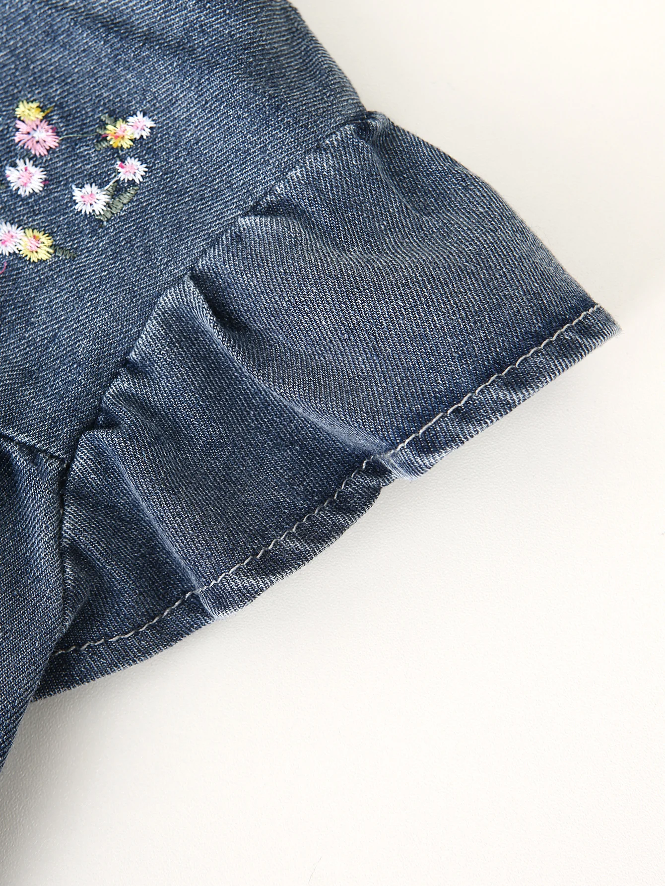 Abito da bambina in denim con maniche a volant larghe e casual Wash blu. Ricamo floreale alla moda dolce