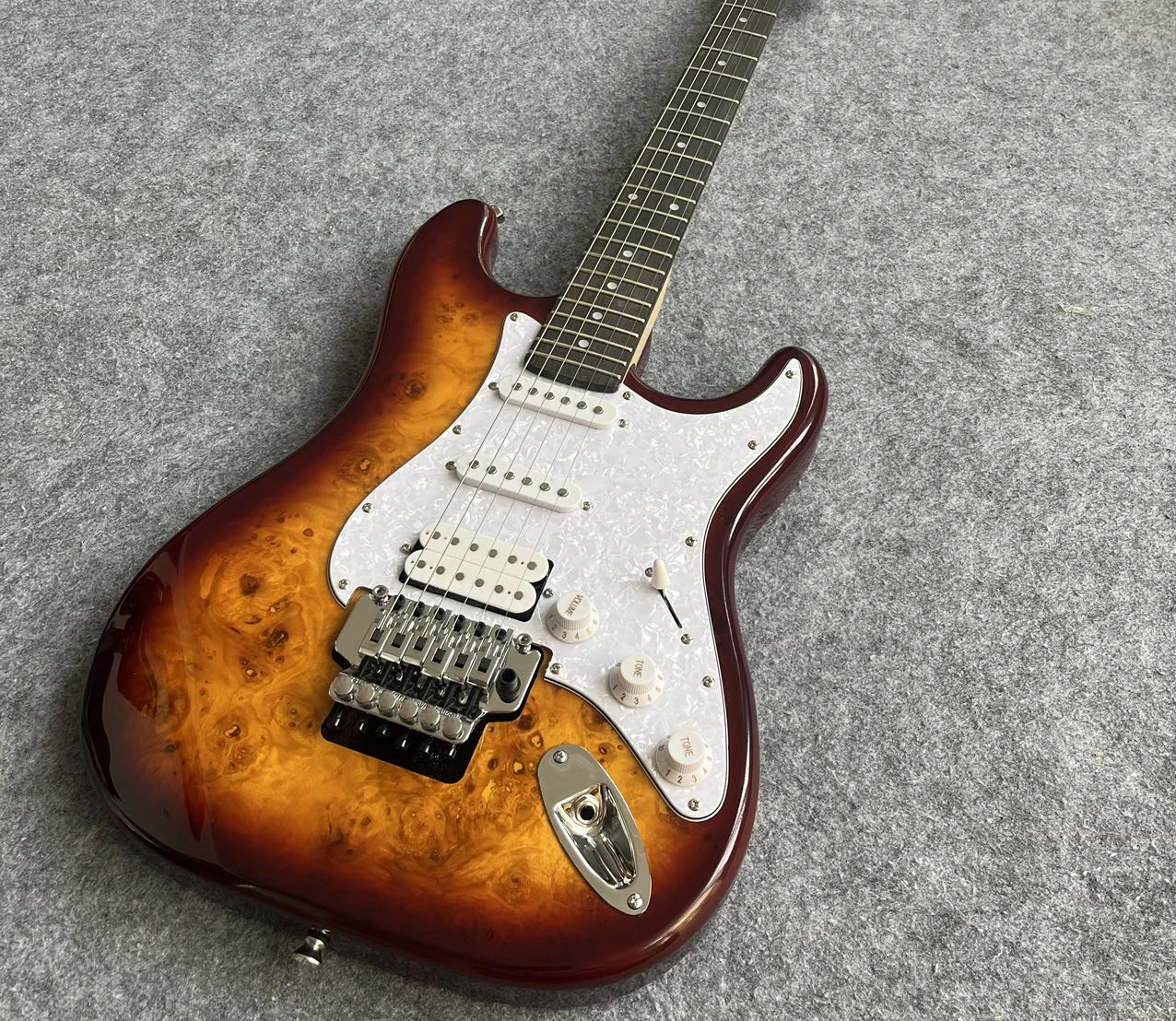 

Гитара Sunburst Color с инкрустацией в виде звезды, системой тремоло и звукоснимателями SSH.