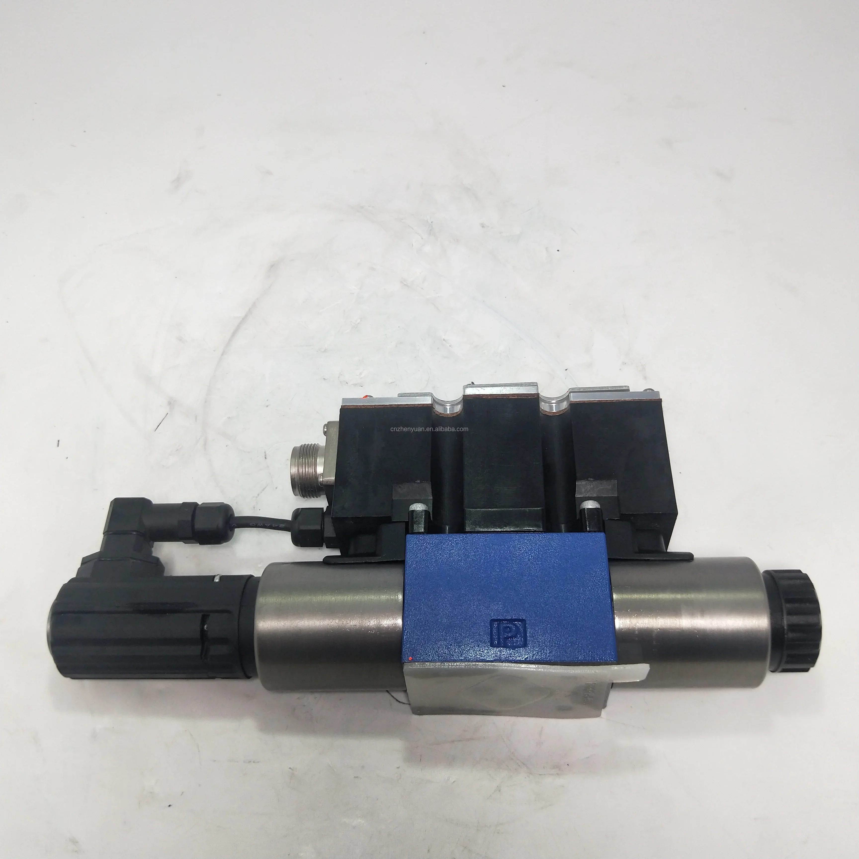 Original rexroth hydraulic valve 4WRE 4WREE 4WREE6E 4WREE6E08 4WREE6E08-24G24K31A1V-655 proportional directional control