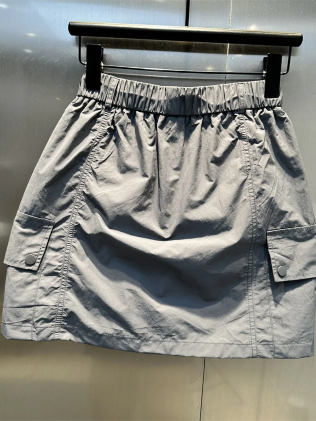 falda is de corte en A con bolsillo, diseño de cintura elástica, Falda corta de cintura alta de estilo coreano, moda fe...