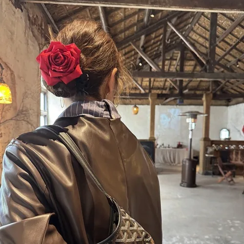 Imagen 2 del producto Diadema tridimensional de satén rosa roja, accesorios para el cabello con anillo para el intestino grueso, estilo de vacaciones en forma de corazón, pequeño, fresco y dulce