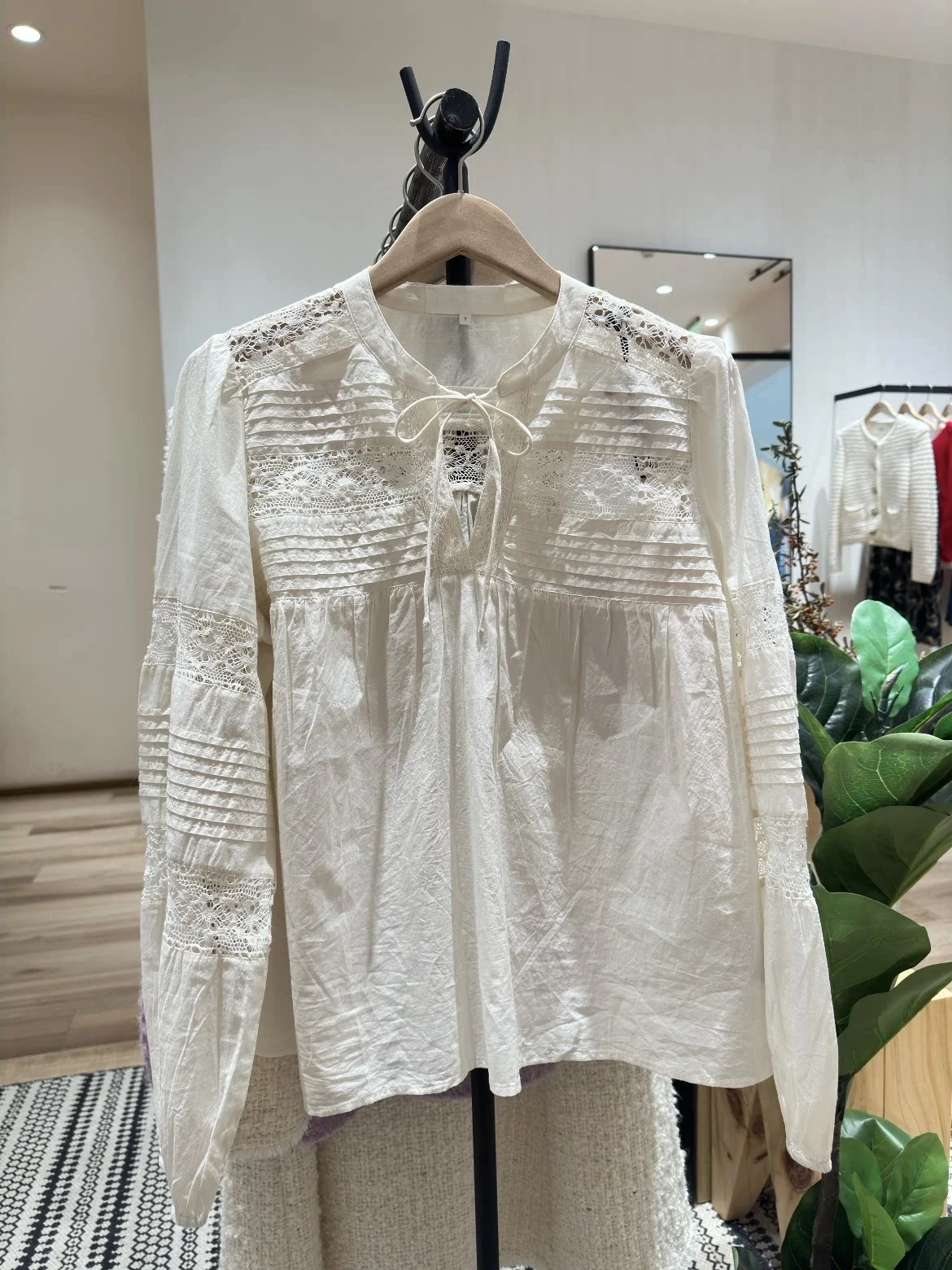 

Элегантная хлопковая рубашка для женщин: весенне-летняя модель с ажурной вышивкой, воротником-бантом и складками, белая хлопковая рубашка