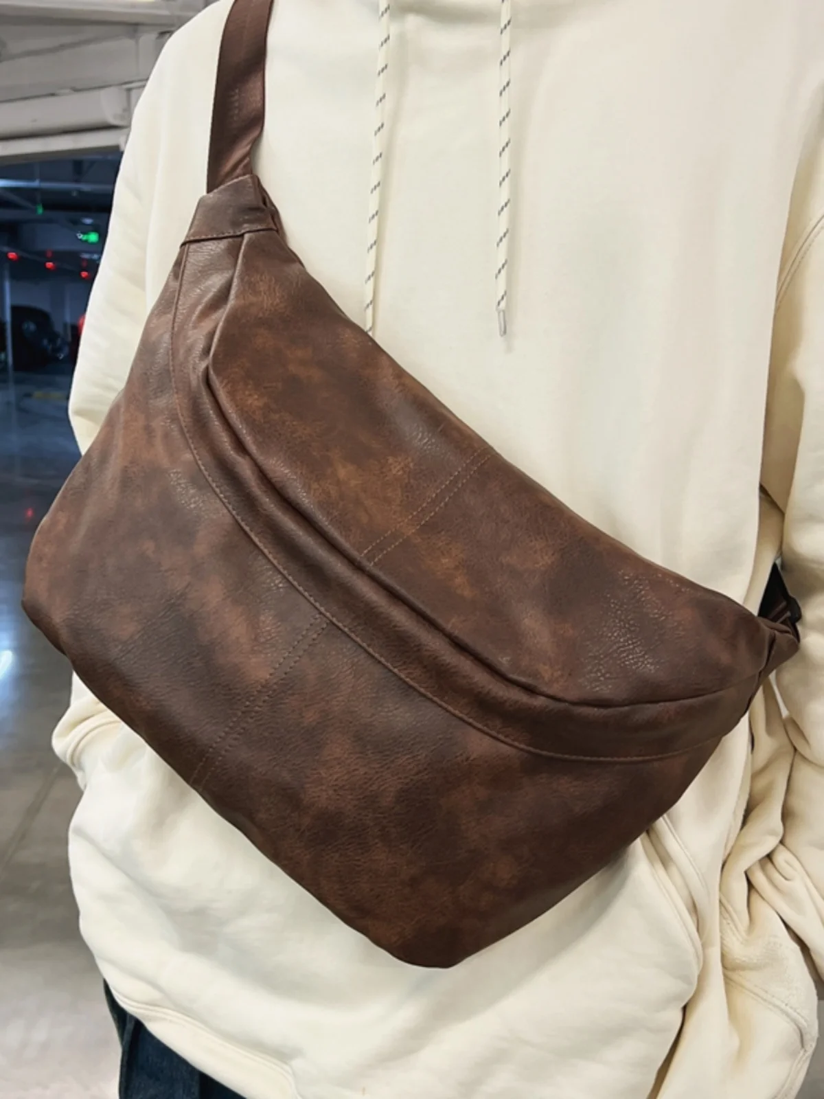 Retro Large Capacity Casual Commuter Crossbody Bag Men's Fashionable Dumpling Shape Shoulder Bag Simple Style Dig Bag