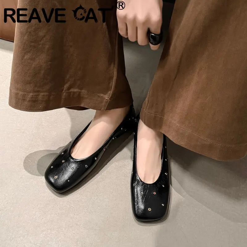 

Женские туфли-лоферы REAVE CAT Gold из натуральной кожи с квадратным носком, на шипах, без застежек, мягкие повседневные туфли ручной работы, нескользящая подошва