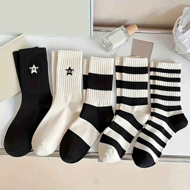 5 par damskich skarpetek w czarno-białe paski Zestaw minimalistyczny styl haftowany Pentagram Damskie skarpetki sportowe Skarpetki bawełniane