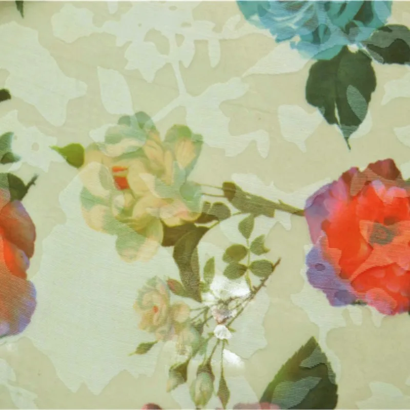 Fundo branco fino com padrões de flores coloridas e vestido de camisa de tecido de moda de gaze rotativa escavada
