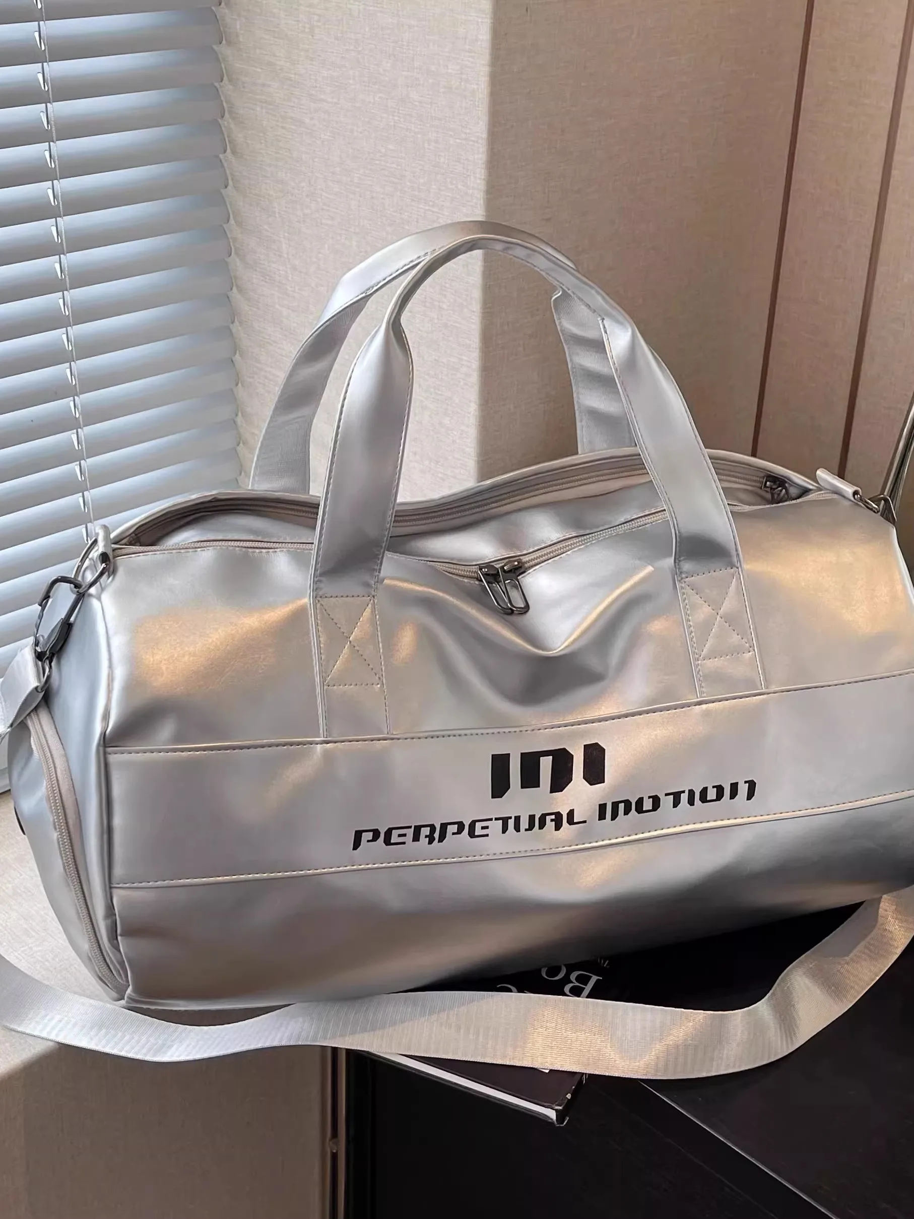 bolsa-de-deporte-y-viaje-ligera-de-gran-capacidad-impermeable-con-compartimento-separado-para-ropa-humeda-y-seca-moderna-y